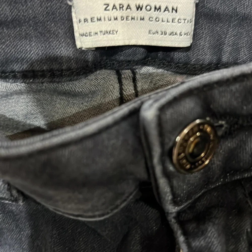 Zara Women's Skinny Jeans - Looks more black in person - Picture 4 of 6